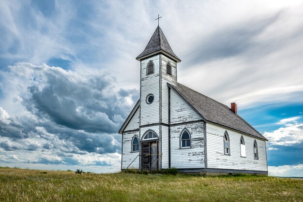 Las nubes se elevan sobre la histórica Iglesia Luterana de la Paz en Stonehenge, Saskatchewan