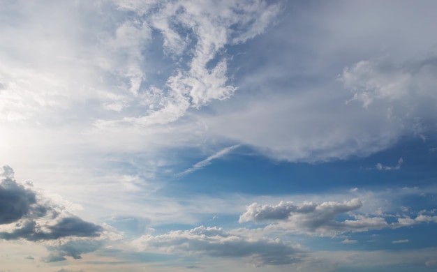 Nubes escénicas al atardecer