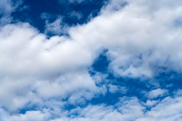 Nubes espesas y bajas en el cielo