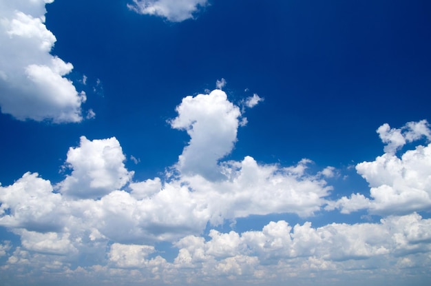 Nubes esponjosas blancas con arco iris en el cielo azul