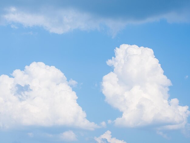 Nubes esponjosas blancas en el cielo azul para el fondo