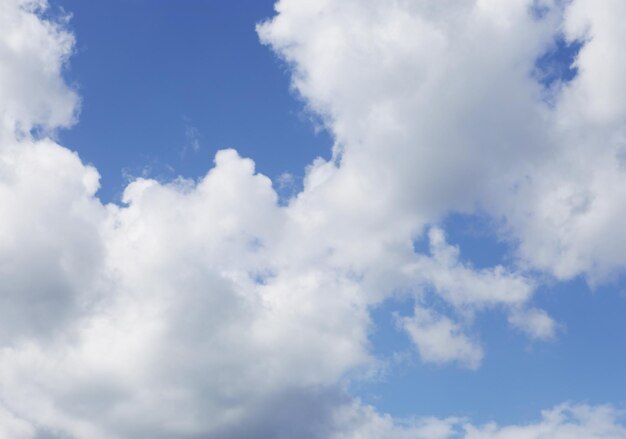 Nubes esponjosas blancas en el cielo azul