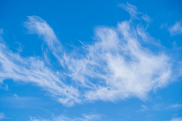 Nubes esponjosas blancas en el cielo azul