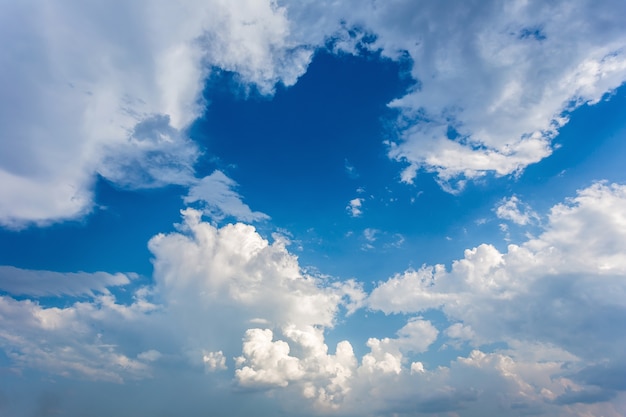 Nubes esponjosas blancas en el cielo azul