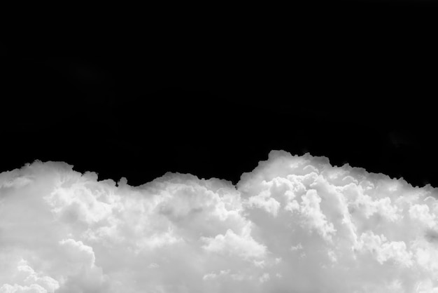 Nubes esponjosas blancas sobre un fondo negro aislado