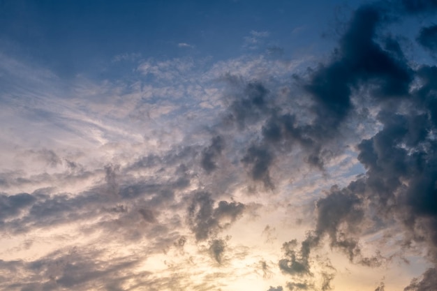 Nubes esponjosas en el cielo antes de la puesta del sol