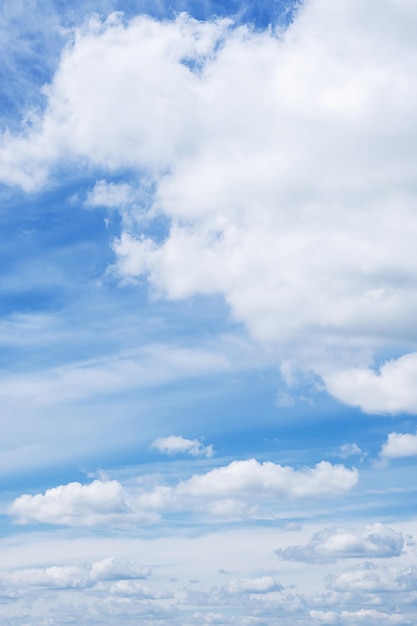 Nubes esponjosas en el cielo azul Espacio de copia de fondo del cielo