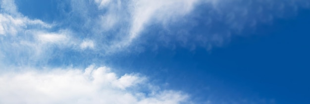 Nubes esponjosas en el cielo azul