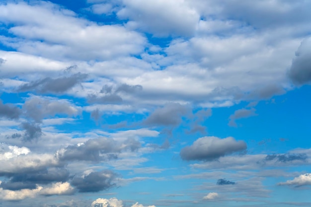 Nubes esponjosas en el cielo. cielo de verano