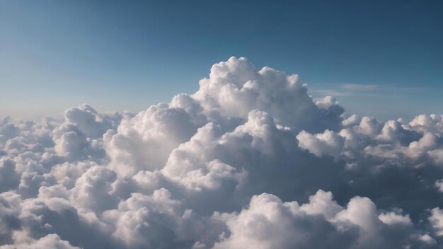 Nubes esponjosas en un cielo ventoso