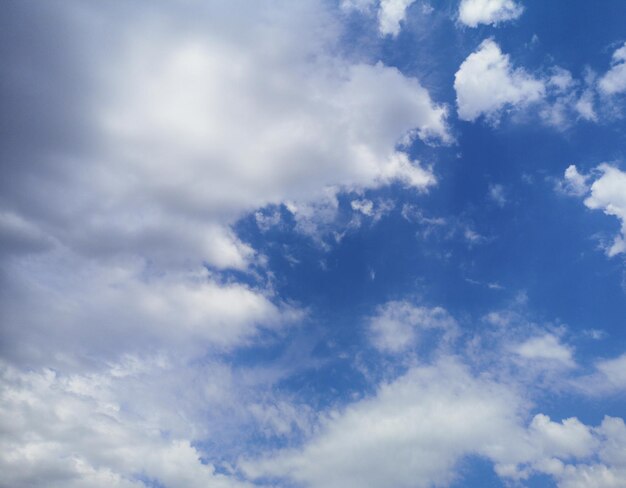 Nubes esponjosas y hermoso cielo de fondo