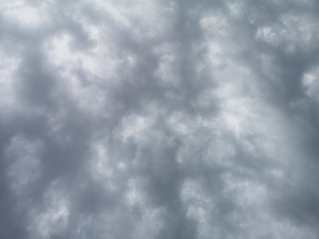 Nubes esponjosas y hermoso cielo de fondo