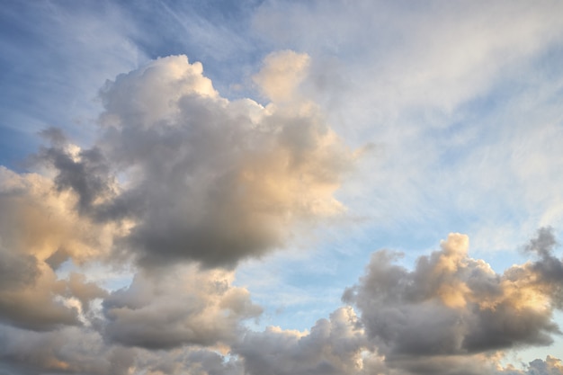 Nubes esponjosas iluminadas por el sol al atardecer