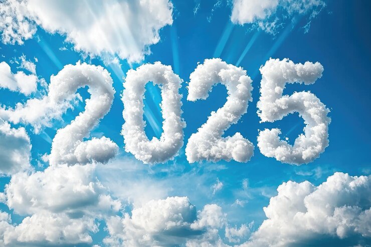 Nubes esponjosas que forman el año 2025 en el cielo