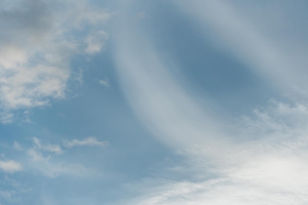 Nubes esponjosas sobre un fondo azul.