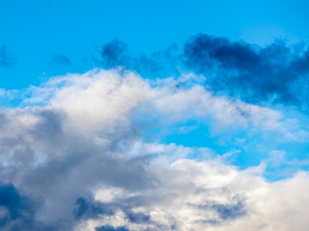 Nubes esponjosas sobre un fondo de cielo azul