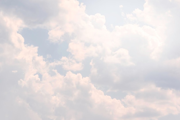 Nubes esponjosas El telón de fondo natural del cielo.