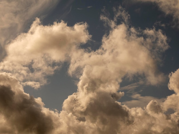 Nubes espumosas sobre el cielo al atardecer Forma de nube de cúmulo espumosa Foto de fondo sombrío de paisaje de nubes Humo en el cielo