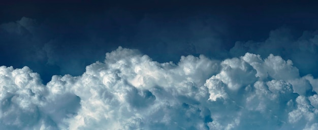 Nubes de fantasía coloridas y esponjosas de ensueño celestial