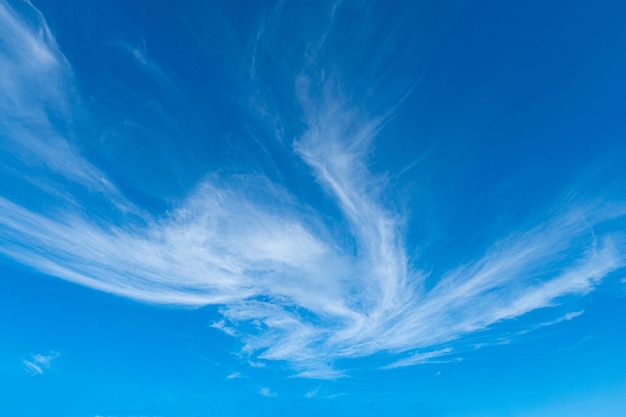 Las nubes flotan en el cielo en forma de rayas. en un día claro