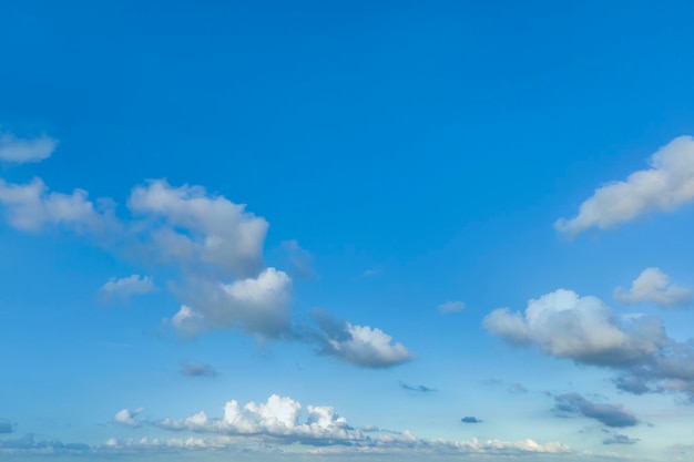 Nubes flotando en el cielo azul