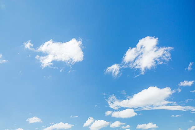 Nubes y fondo de cielo azul cielo con nubes diminutas