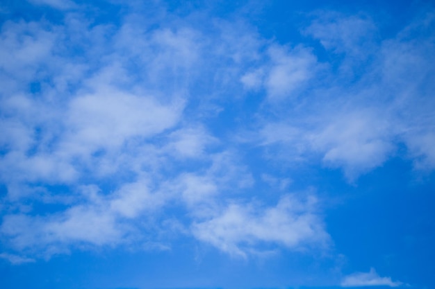 Nubes y fondo de cielo azul cielo con nubes diminutas