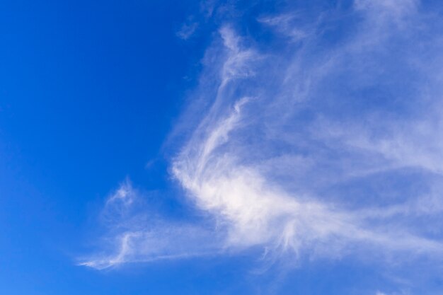 nubes con fondo de cielo azul. Clima natural, cielo azul de nubes