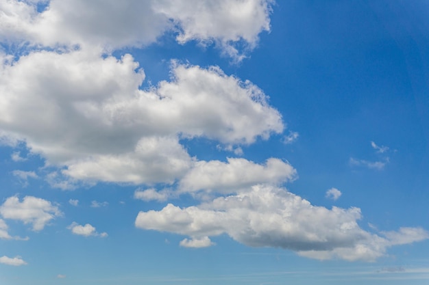 Nubes con fondo de cielo azul día soleado