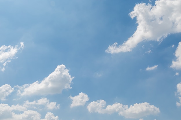 Nubes en el fondo del cielo azul