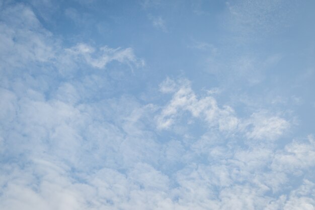 nubes en el fondo del cielo azul