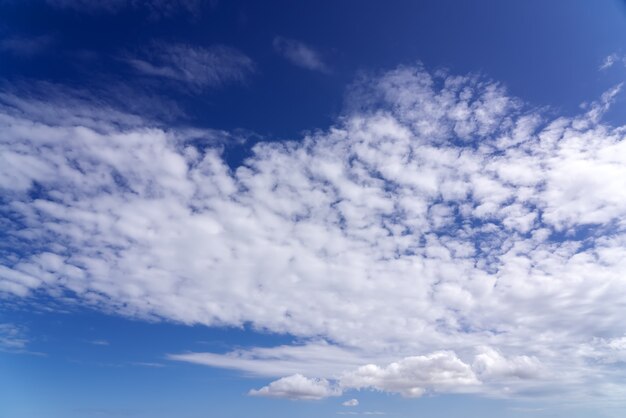 Nubes en el fondo del cielo azul