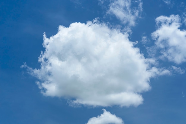 Nubes en el fondo del cielo azul