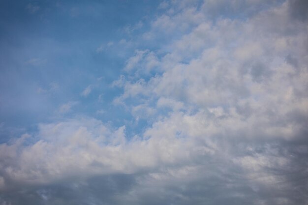 Nubes en el fondo del cielo azul