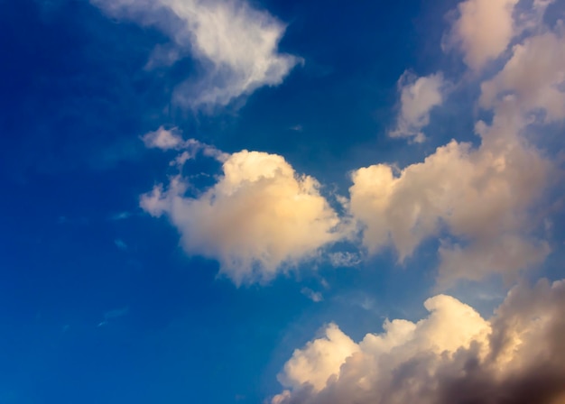 Nubes en el fondo del cielo azul