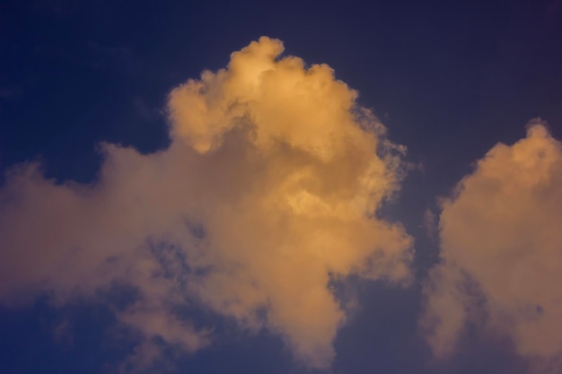 Nubes en el fondo del cielo azul