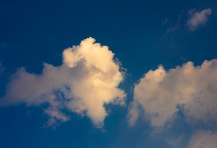 Nubes en el fondo del cielo azul