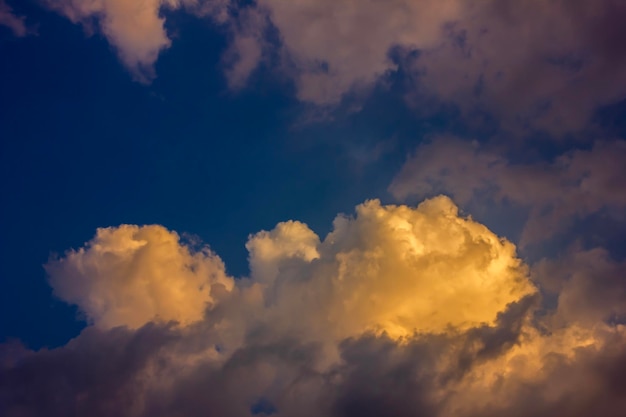 Nubes en el fondo del cielo azul