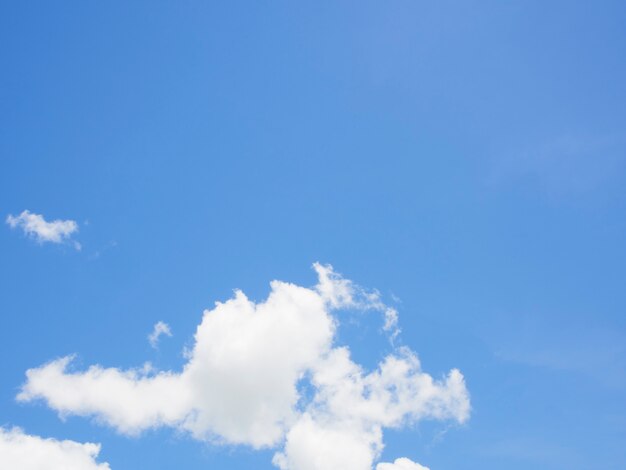 Nubes con fondo de cielo hermoso