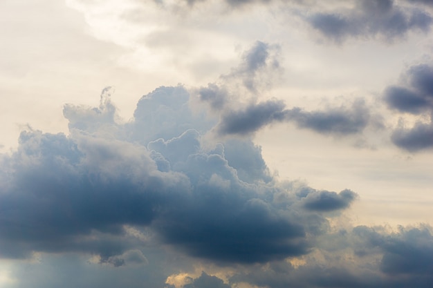 Nubes en el fondo del cielo de la mañana