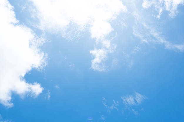 Nubes y fondo de cielo de naturaleza azul