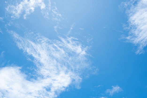 Nubes y fondo de cielo de naturaleza azul