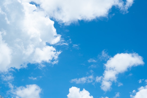 Nubes y fondo de cielo de naturaleza azul