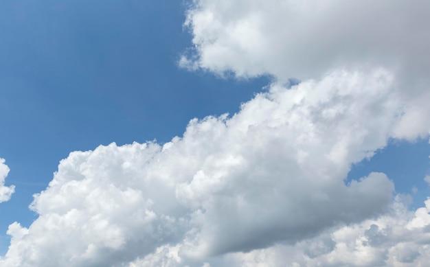 Nubes de fondo en el cielo