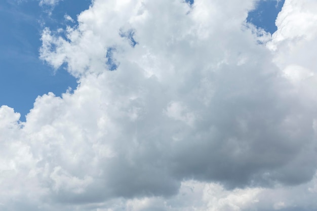 Nubes de fondo en el cielo