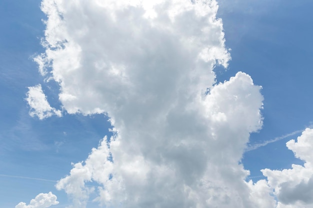 Nubes de fondo en el cielo