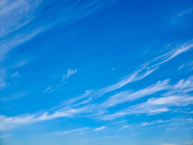 Nubes de fondo natural con textura de cielo nublado azul