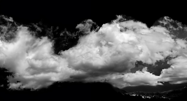 nubes en fondo negro