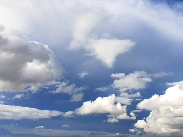 Nubes en los fondos del cielo azul