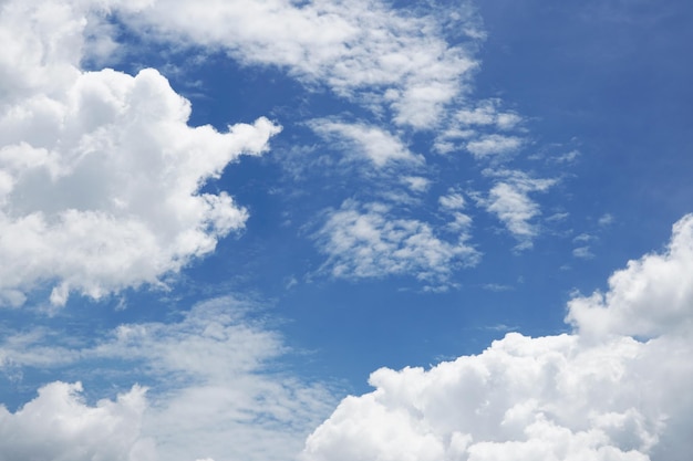 Nubes en los fondos de cielo azul